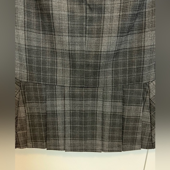 Merona Collection pencil skirt with back zipper and pleats at hem - Picture 3 of 5